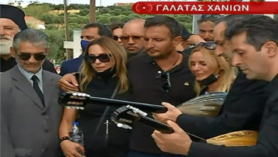 Ζήνα, Μπάσης, Ασλανίδου τραγουδούν αγκαλιασμένοι στο «τελευταίο αντίο» στον Μίκη Θεοδωράκη (βίντεο)