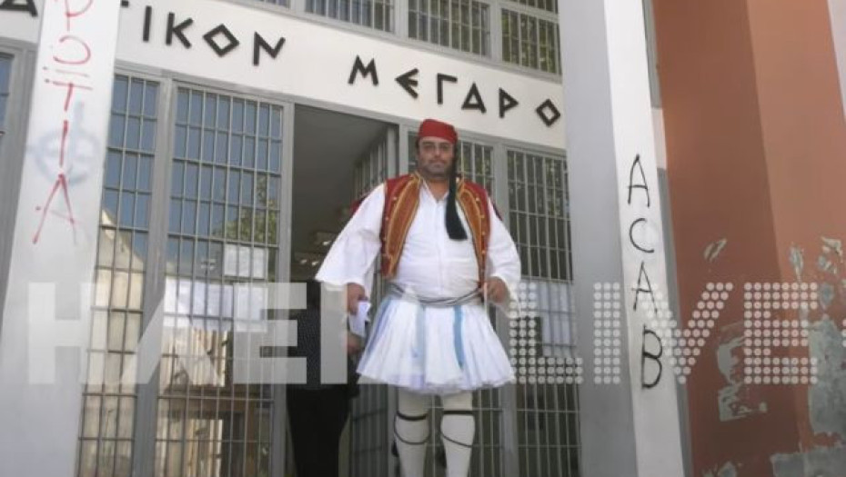 Δικαστήρια Πύργου: Πατέρας εμφανίστηκε ντυμένος τσολιάς – Γιατί τον μήνυσε ο διευθυντής του σχολείου