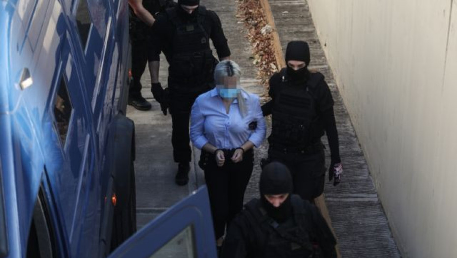 Επίθεση με βιτριόλι – Στο δικαστήριο έφτασε και η Εφη, η 36χρονη κατηγορούμενη (Εικόνες)