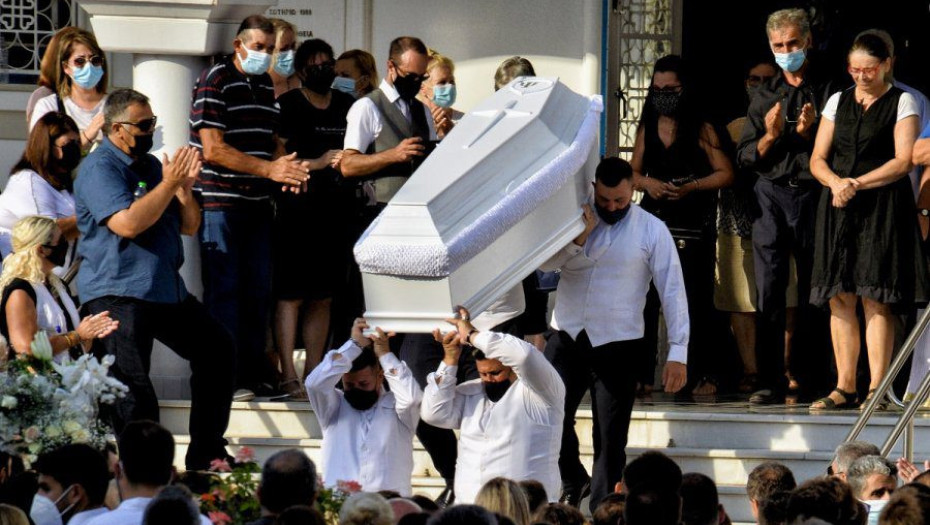 Γυναικοκτονία στη Φολέγανδρο: Με πανό «όχι άλλη Γαρυφαλλιά» το τελευταίο «αντίο» στην 26χρονη (εικόνες& βίντεο)