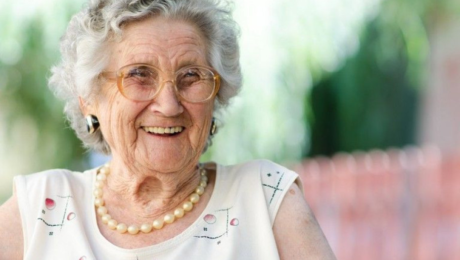 Εγγονός μπήκε κρυφά σε νοσοκομείο ντυμένος γιατρός για να φροντίζει την άρρωστη γιαγιά του