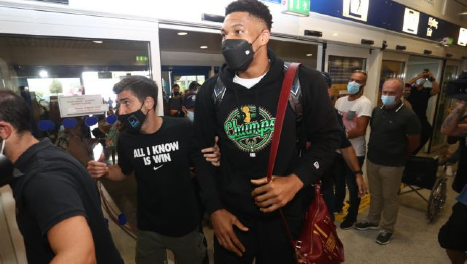 Έφτασε στην Αθήνα με το τρόπαιο ο Γιάννης Αντετοκούνμπο – Οι πρώτες φωτογραφίες