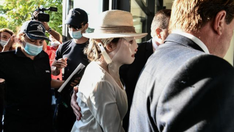 Επίθεση με βιτριόλι – «Κοίταξέ με, γιατί δεν με κοιτάς;» είπε η Ιωάννα στην κατηγορούμενη