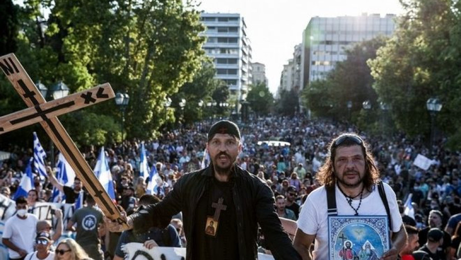 Σύνταγμα, Θεσσαλονίκη, Πάτρα, Κρήτη: Χιλιάδες ενάντια στα εμβόλια, χωρίς μάσκες και με Χριστός Ανέστη!