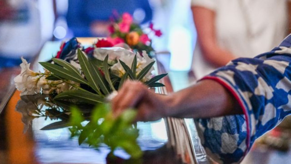 Μίκης Θεοδωράκης – Η Ελλάδα αποχαιρετά τον εμβληματικό δημιουργό – Συνεχίζεται για δεύτερη μέρα το λαϊκό προσκύνημα