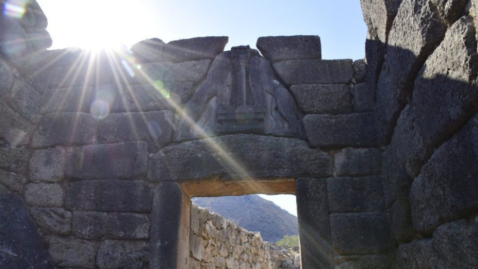 Ιταλική εφημερίδα μιλά για «επιβεβαίωση της Ιλιάδας του Ομήρου» μετά την ανακάλυψη τριών σπαθιών στο Αίγιο