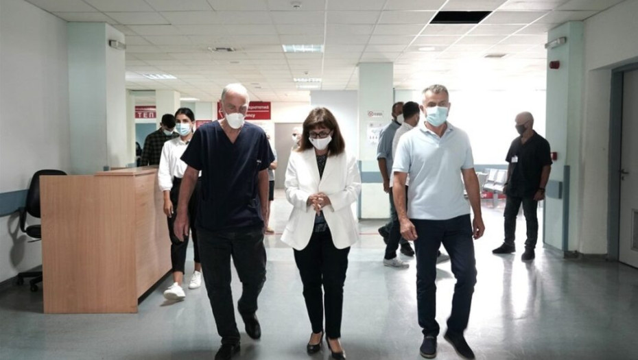 Κατερίνα Σακελλαροπούλου: Επισκέφθηκε τους εγκαυματίες δασοπυροσβέστες στο ΚΑΤ