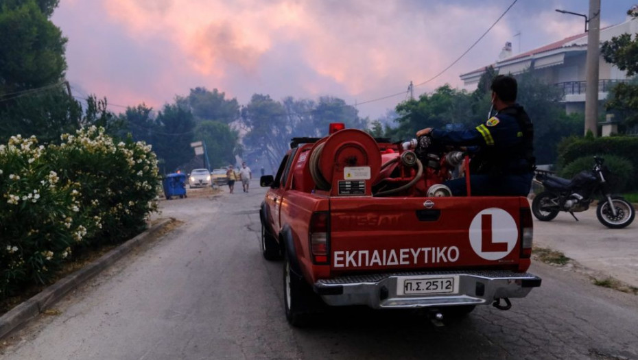 Φωτιά στη Βαρυμπόμπη – Πώς εξαπλώθηκε από ώρα σε ώρα