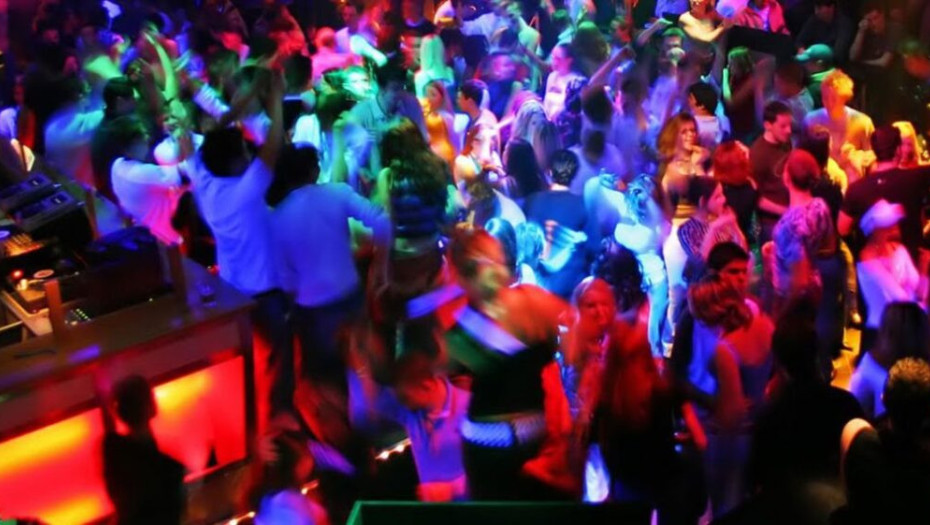 Παρά τα κρούσματα: Επιστρέφουν οι όρθιοι στη διασκέδαση