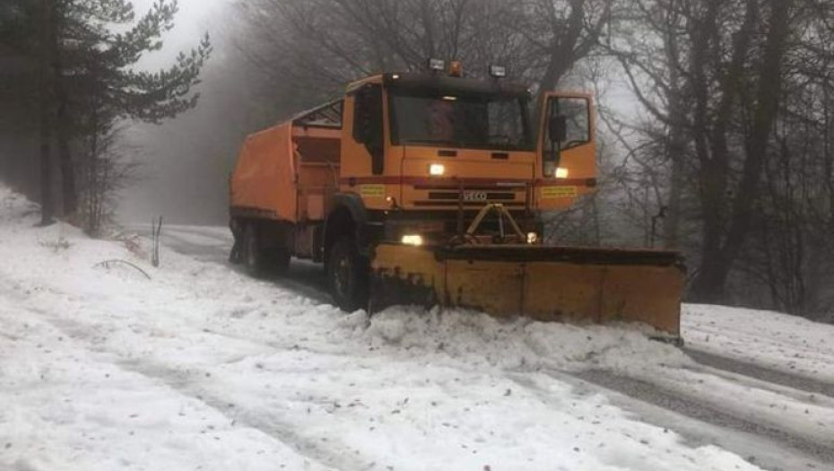 Όπου κι αν χιόνισε την Κυριακή: Καθάρισαν Περιφέρεια και Δήμοι