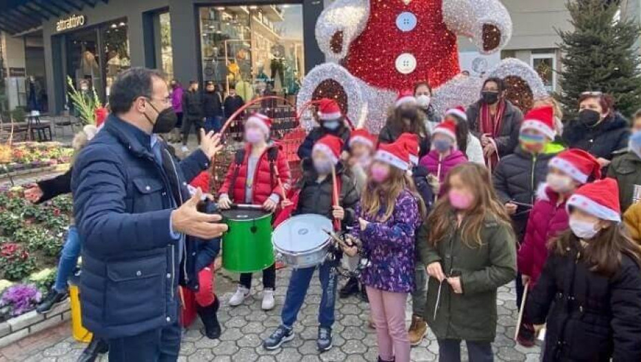 Τα παιδιά των ΚΔΑΠ της Κ.Ε.ΔΗ.Σ.: Είπαν τα κάλαντα στον Δήμαρχο