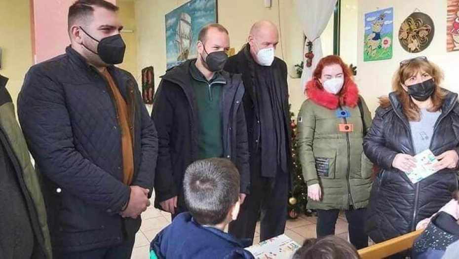 Αντιπροσωπεία του ΚΙΝΑΛ Σερρών Πρόσφερε δώρα στα παιδιά του ΚΑΑΜΕΑ