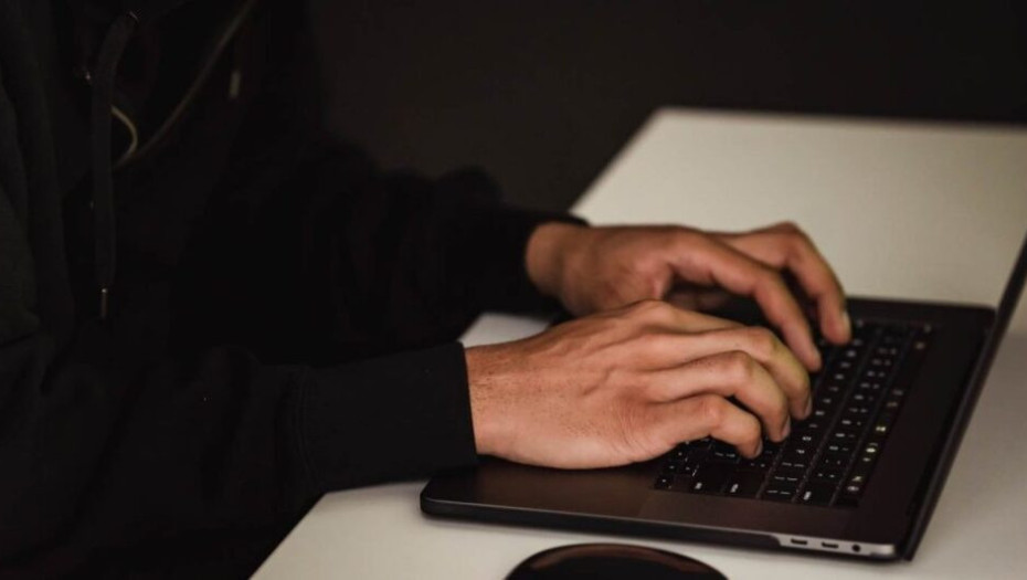 Απέσπασαν τραπεζικούς κωδικούς:  «Τσαλάκωσαν» 11.900 ευρώ