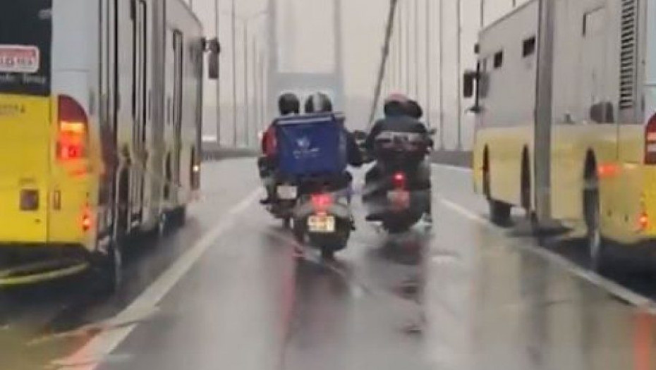 Λεωφορεία σχηματίζουν «τείχος» για να προστατεύσουν μοτοσυκλετιστές από τους ισχυρούς ανέμους (βίντεο)