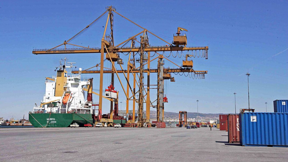 Γερανός ανύψωσης κοντέϊνερ στην  6η προβλήτα του Λιμανιού της Θεσσαλονίκης που θα γίνει η επέκταση, Πέμπτη 31 Αυγούστου 2006