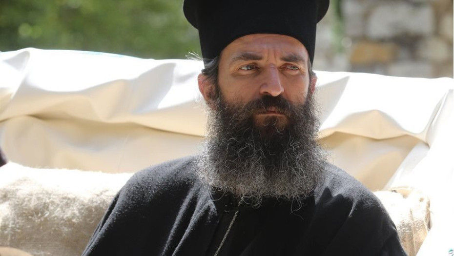 Ο Άρης Σερβετάλης πήγε στο Άγιο Όρος μετά την αποχώρηση από τον «Ρινόκερο» [Εικόνες]