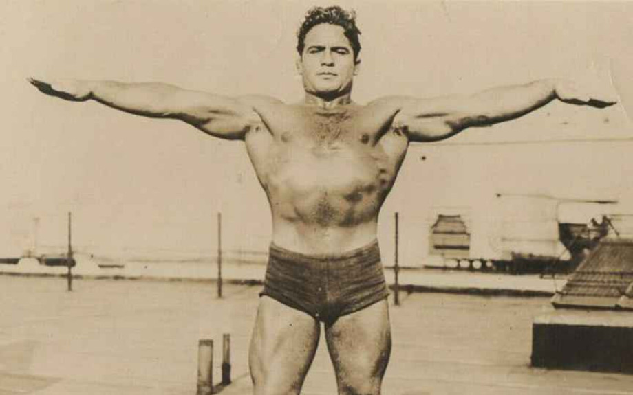 Ανίκητος παλαιστής: Ο ταπεινός Έλληνας βοσκός που εξουδετέρωνε τους αντιπάλους του με το «αεροπλανικό κόλπο»