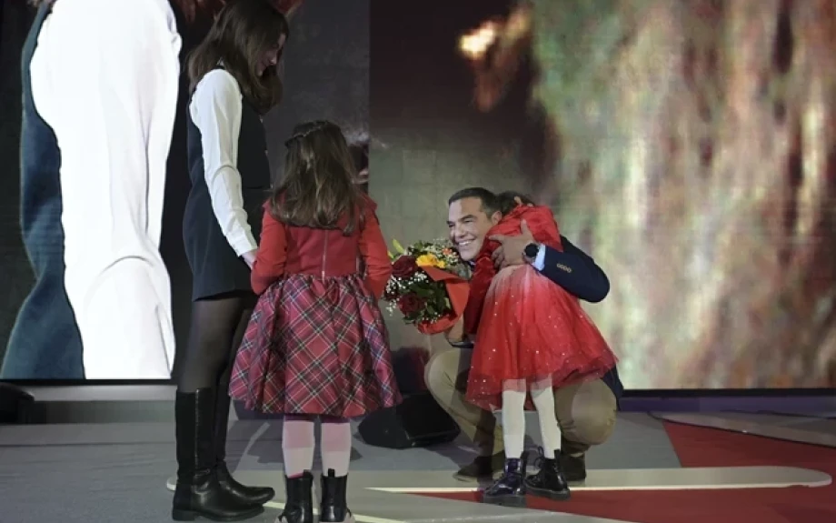 Ανθοδέσμη από την κόρη του Νικολαίδη στα χέρια του Τσίπρα!