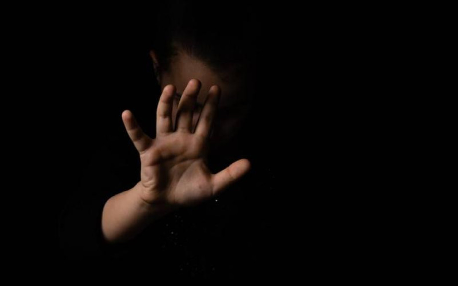 «Άντρας» χτύπησε τη φοιτήτρια σύζυγό του στο κεφάλι επειδή πίστευε ότι έχει σχέση με καθηγητή της