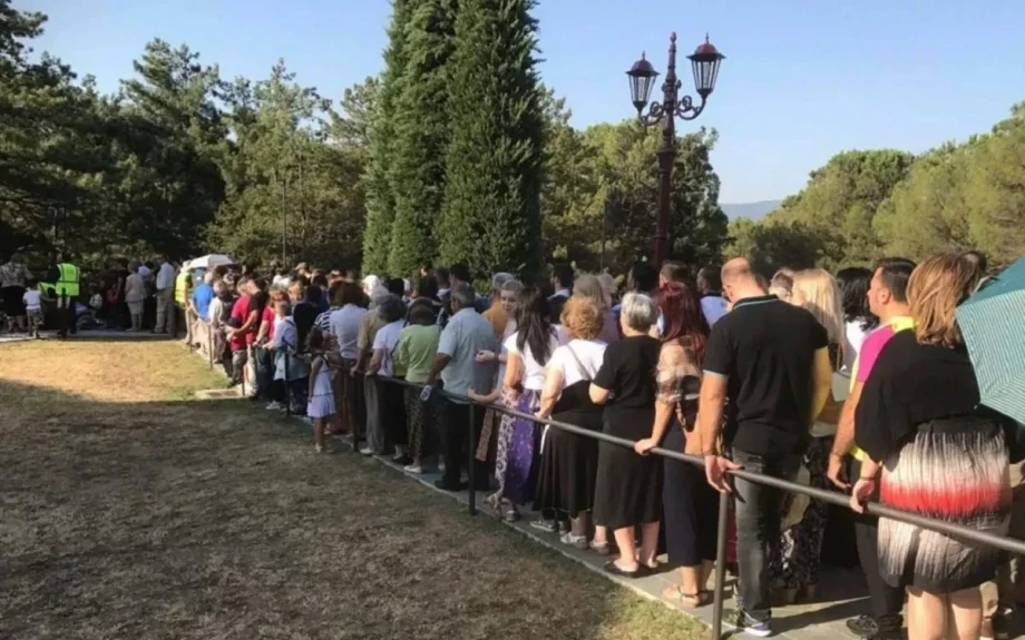 30.000 πιστοί προσκύνησαν τον τάφο του Άγιου Παΐσιου ανήμερα της εορτής του – Αναμονή έως 4 ώρες