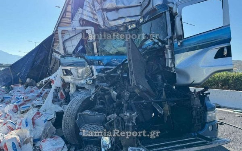 Τροχαίο με νταλίκες στη Λαμία – Γέμισε αλεύρι η Εθνική Οδός