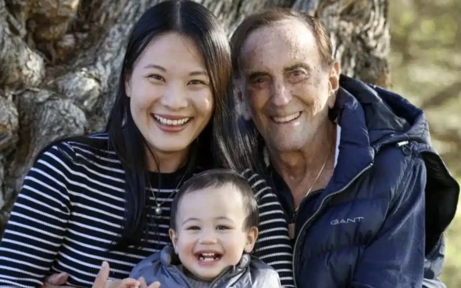 Εκείνος 93 ετών, εκείνη 37 και έφεραν στον κόσμο ένα αγοράκι – Το ζευγάρι θέλει να αποκτήσει κι άλλο παιδί