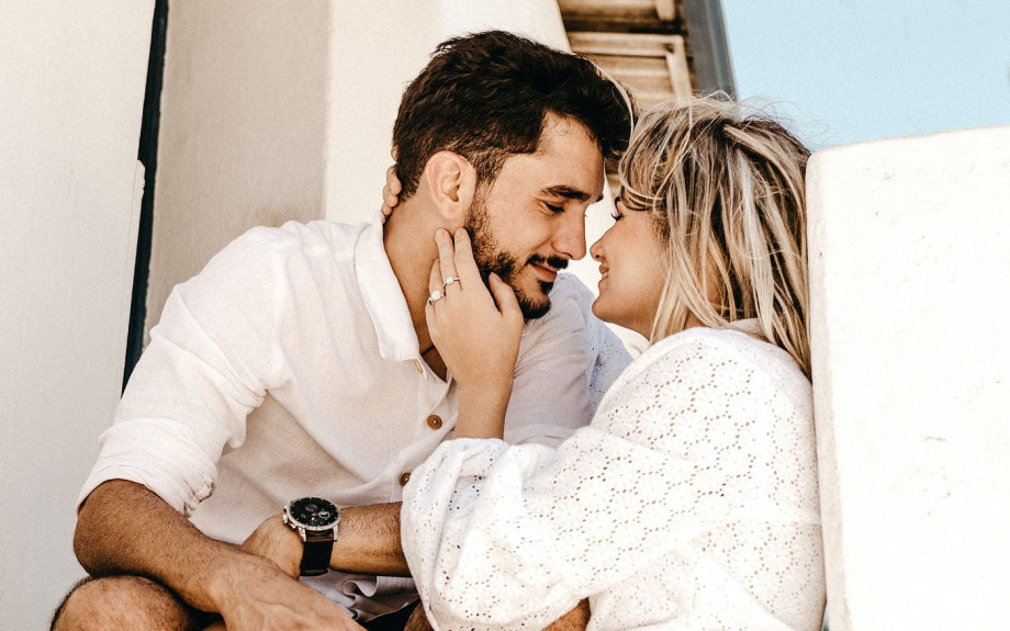 Αν ένας άνδρας χρησιμοποιεί αυτές τις 9 φράσεις σε μια συνομιλία, είναι κρυφά εpωτευμένος μαζί σου