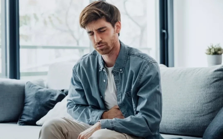 Ποιο πρόβλημα του παχέος εντέρου κρύβει ο επίμονος πόνος στην κοιλιά – Ο γαστρεντερολόγος απαντά