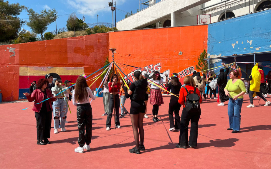 Μαθήτριες και μαθητές αναβιώνουν το «γαϊτανάκι» στην πλατεία Ελευθερίας