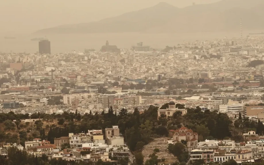 Αφρικανική σκόνη «σκεπάζει» τη χώρα - Ποιες περιοχές θα επηρεαστούν τις επόμενες ώρες