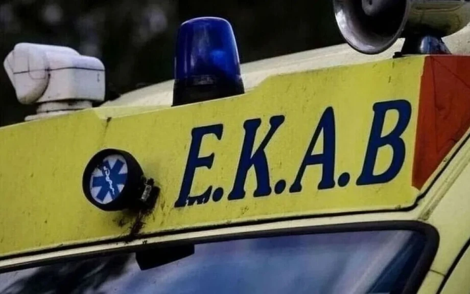 Σφοδρό τροχαίο με δύο τραυματίες στην Κορινθία – Αυτοκίνητο «καρφώθηκε» σε κολώνα