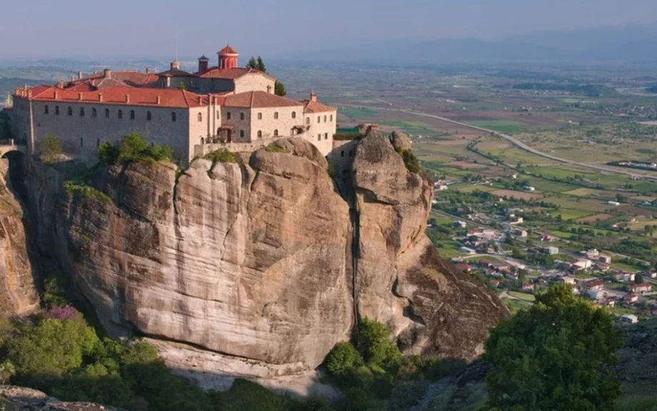 Νεκρή η γυναίκα που έπεσε από το βράχο της μονής του Αγίου Στεφάνου στα Μετέωρα