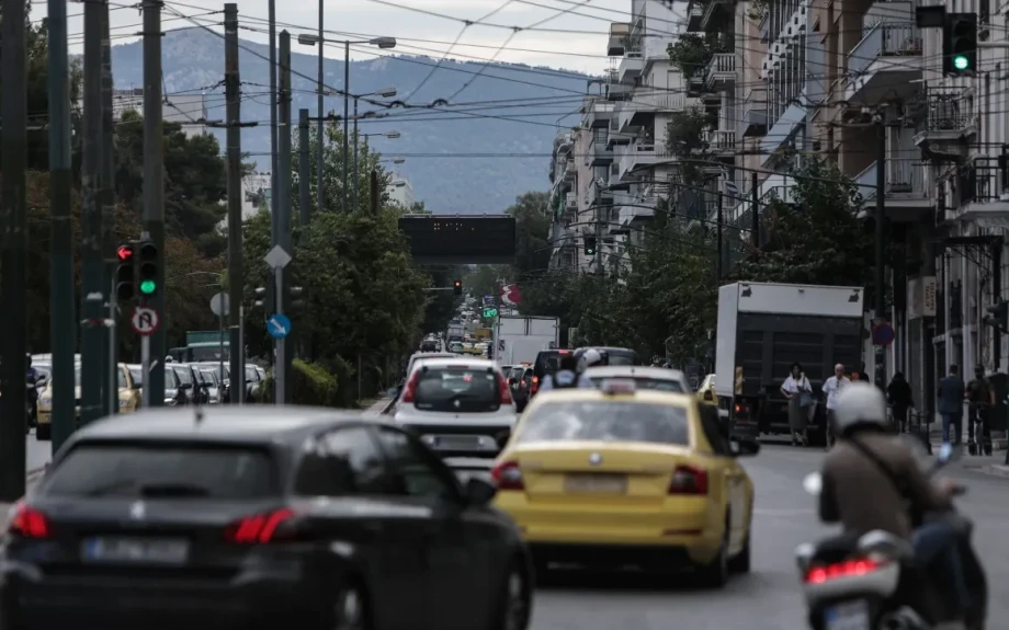 Οδηγός αυτοκινήτου κινείται στο αντίθετο ρεύμα κυκλοφορίας στη λεωφόρο Αλεξάνδρας