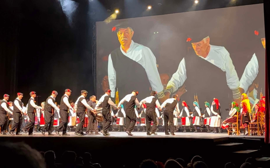Η μουσικοχορευτική παράσταση στο Christmas Theater Αφιερωμένη στον χοροδιδάσκαλο Κουλιάλη Νικόλαο