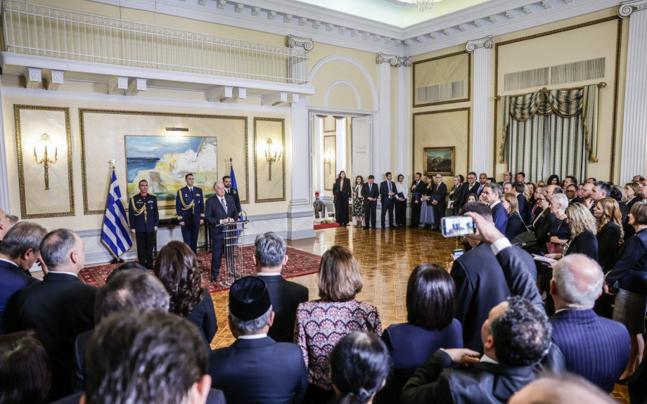 Ο Πρόεδρος της ΕΠΤΕ Θέμης Πεταλωτής στην δεξίωση του Προέδρου της Δημοκρατίας - Στα "πηγαδάκια" κυρίαρχο θέμα οι εκλογές