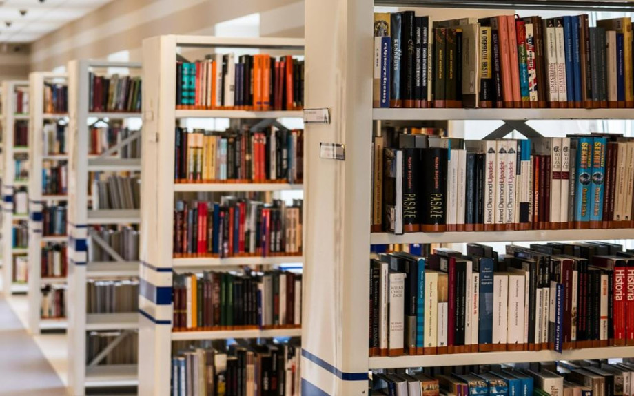 Αυξήθηκαν οι δανεισμοί βιβλίων στις δημόσιες, δημοτικές και παιδικές βιβλιοθήκες το 2025