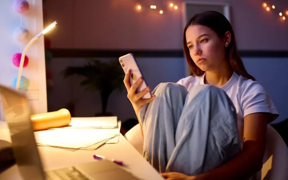 Social media: Όσο περισσότερο scroll, τόσο περισσότερο κέρδος για τις πλατφόρμες – Το τίμημα για τα παιδιά