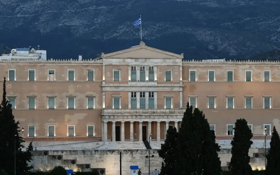 Έρευνες στη Βουλή έπειτα από απειλητικό τηλεφώνημα για βόμβα