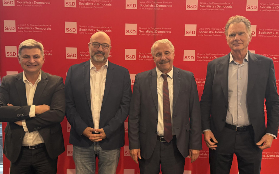 Ευρωβουλευτές ΠΑΣΟΚ: «Τα data centers «διψούν» για νερό και «καίνε» ρεύμα - Ποιος θα πληρώσει τον λογαριασμό» ;
