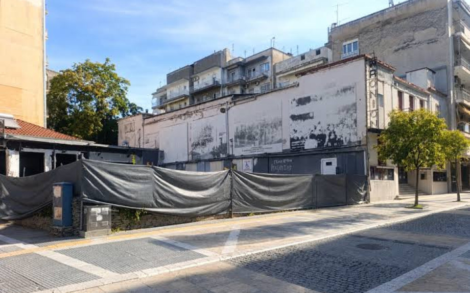 Νόμιμη η κοπή των πεύκων στην Πλατεία Κρονίου: «Προβλέπεται η δημιουργία πρασίνου στον αύλειο χώρο»