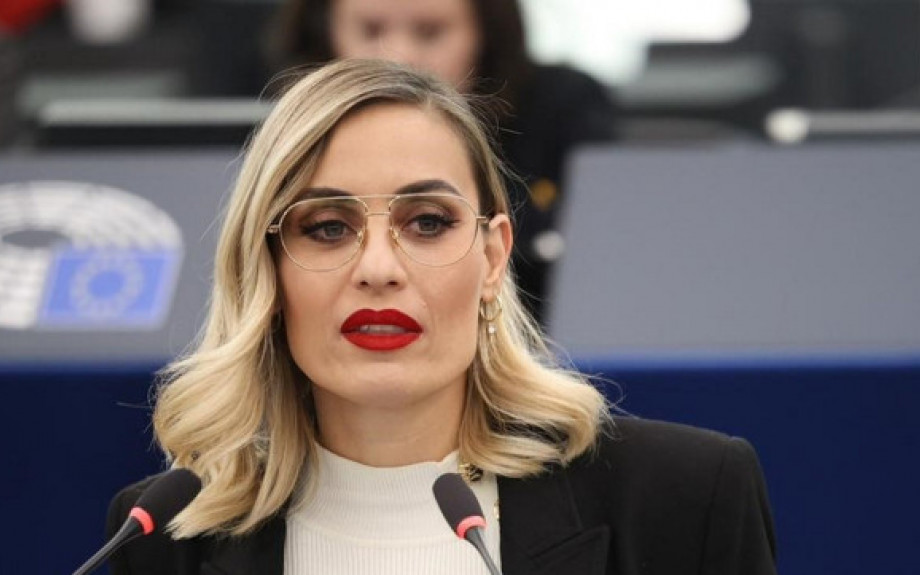 Η Ελεονώρα Μελέτη ζητά τη προστασία των δημιουργών από τις προκλήσεις της Τεχνητής Νοημοσύνης