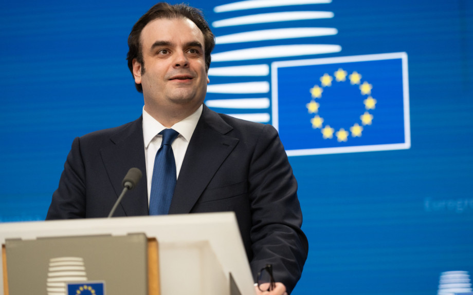 Κυριάκος Πιερρακάκης: «Να προστατεύσουμε νοικοκυριά και επιχειρήσεις που βιώνουν το κόστος της ενεργειακής κρίσης»  Ο Υπουργός Εθνικής Οικονομίας και Οικονομικών και Πρόεδρος του Eurogroup Κυριάκος Πιερρακάκης, προσερχόμενος στη συνεδρίαση του Eurogroup