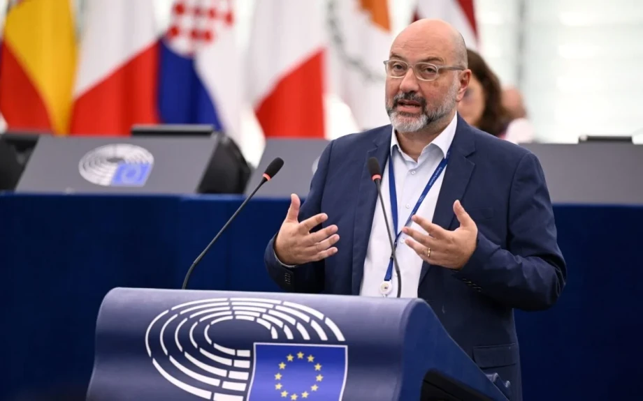 Σάκης Αρναούτογλου: «Ούτε δορυφόρος της Ουάσιγκτον, ούτε όμηρος του Πεκίνου. Η Ευρώπη χρειάζεται δική της φωνή»