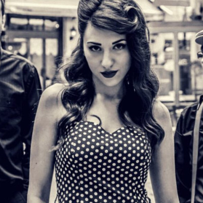 LES AU REVOIR: ΤΟ ΜΟΥΣΙΚΟ ΓΚΡΟΥΠ ΠΟΥ ΣΥΝΔΥΑΖΕΙ SWING ΡΥΘΜΟΥΣ ΚΑΙ ΜΑΣ ΓΕΜΙΖΕΙ ΜΕ ΟΝΕΙΡΑ ΜΕ ΤΟΥΣ ΣΤΙΧΟΥΣ ΤΟΥΣ!