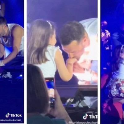 To μεγαλείο του Κωνσταντίνου Αργυρού: Τραγουδά γονατιστός σε κοριτσάκι με κινητικά προβλήματα