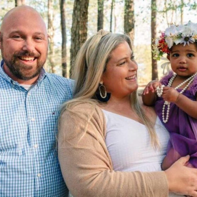 Υιοθέτησαν ετοιμοθάνατο κοριτσάκι και του έσωσαν τη ζωή!