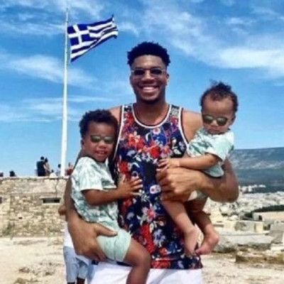 Ο Γιάννης Αντετοκούνμπο βρέθηκε στην Ακρόπολη με τους γιους του και το είδε όλος ο πλανήτης