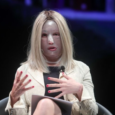 Ιωάννα Παλιοσπύρου: Πετάει τη μάσκα και «είναι όμορφη»