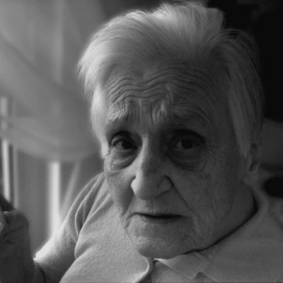 «Να έχεις την ευχή μου και να μην γκρινιάζεις στην ζωή σου»: Τα λόγια της γιαγιάς που έχω πάντα στο νου μου