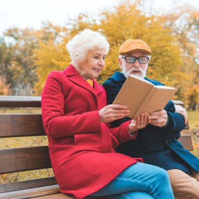 Σταματήστε το ποτό, συνεχίστε το διάβασμα, προσέξτε την ακοή σας: Συμβουλές ενός νευρολόγου κατά του Αλτσχάιμερ